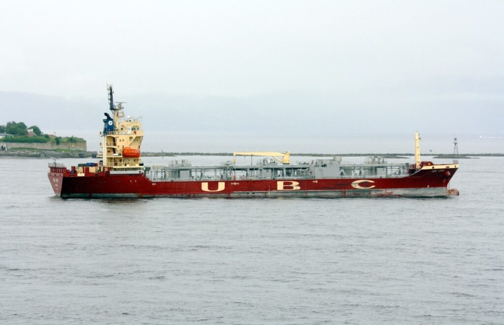 meet-the-cement-transport-ship-that-makes-cement-ingredients-while-sailing