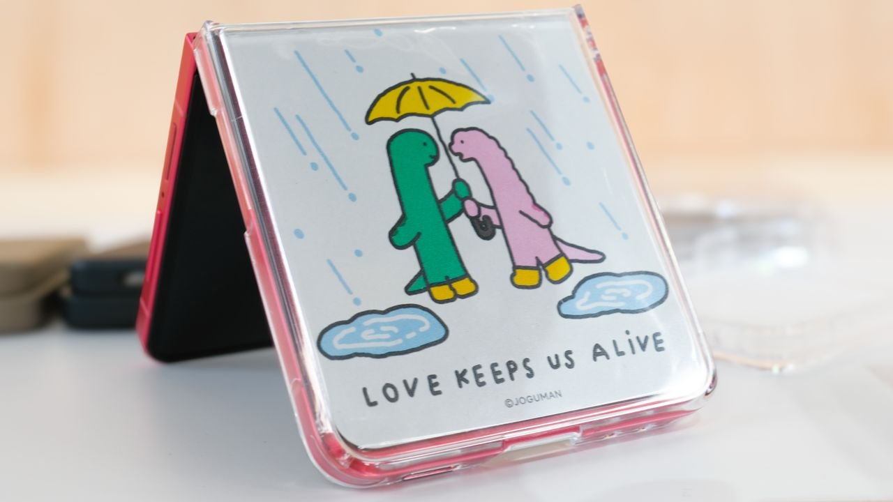 flip-phones-like-the-galaxy-z-flip7-are-the-perfect-phone-design,-so-why-doesn’t-apple-make-one?
