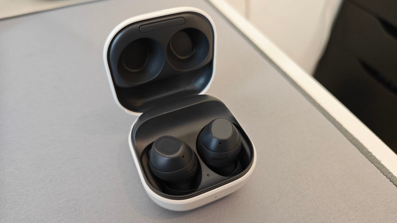 samsung-galaxy-buds-3-fe-images-were-reportedly-leaked,-then-withdrawn-–-which-is-probably-a-sign-that-they-were-real