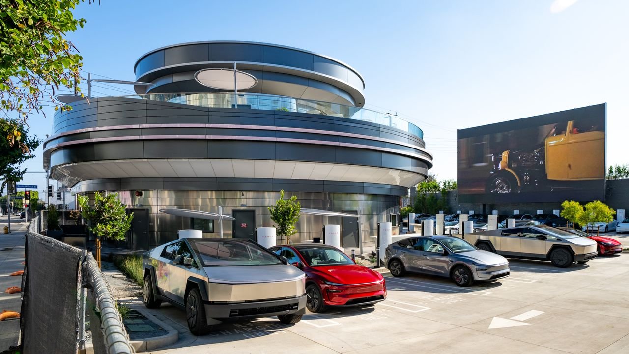tesla’s-futuristic-drive-in-diner-is-the-coolest-thing-it’s-built-in-years-–-here’s-what-it’s-like-inside
