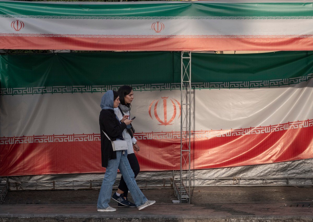 apple-alerted-iranians-to-iphone-spyware-attacks,-say-researchers