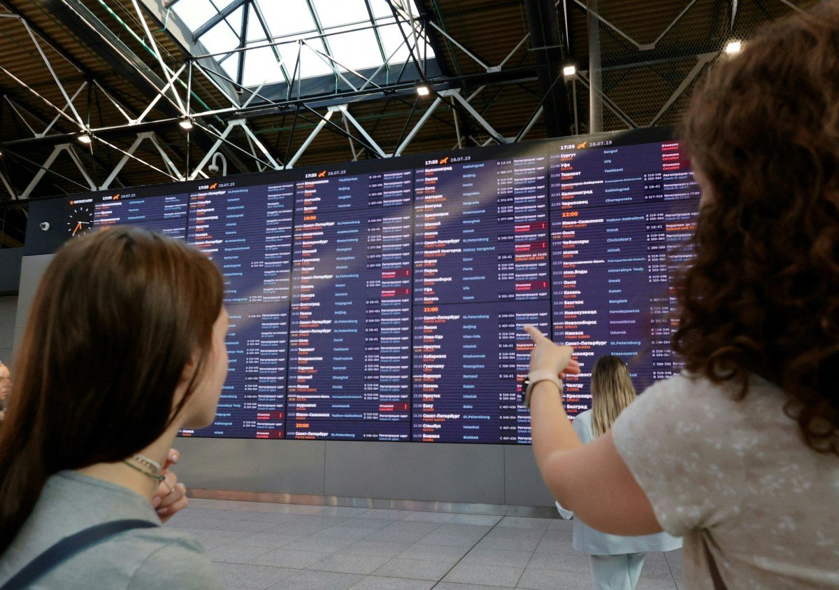 flights-grounded-as-russia’s-largest-airline-aeroflot-hacked-and-systems-‘destroyed’