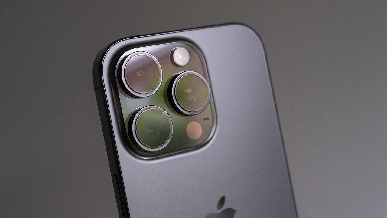 is-this-the-iphone-17-pro?-leak-appears-to-show-secret-flagship-in-the-wild-with-new-camera-setup