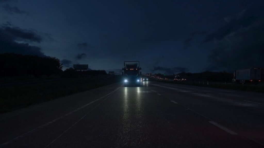 aurora’s-autonomous-trucks-are-now-driving-at-night-its-next-big-challenge-is-rain.