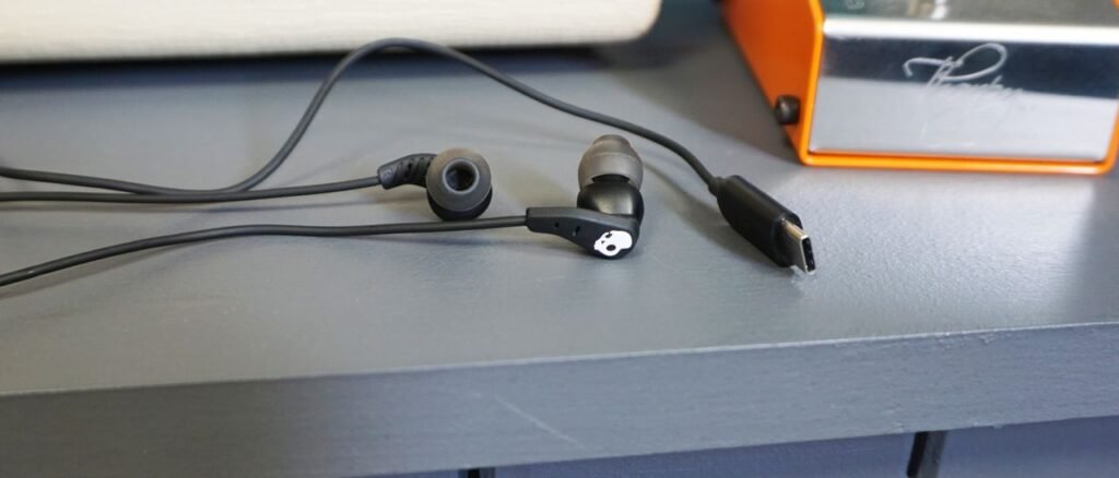 one-more-reason-to-stick-with-wired-earbuds?-kamala-harris-warns-‘i’m-just-telling-you-that’s-a-little-bit-more-secure’-than-wireless-earbuds-after-her-experience-in-intelligence-briefings